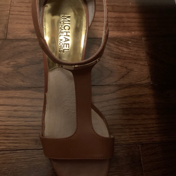 Michael Kors MK T-Strap low heel sandal - Picture 5 of 5